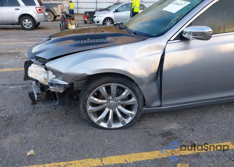 2018 Chrysler 300 Limited z USA, uszkodzony, nr VIN 2C3CCAEG7JH126955